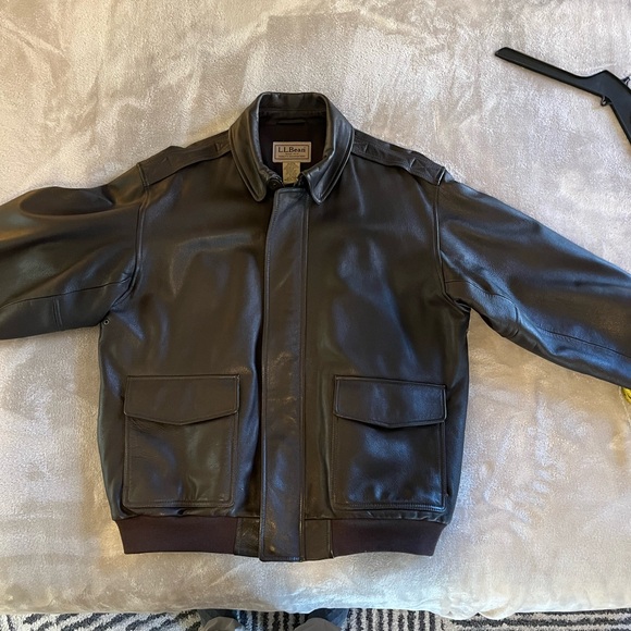 L.L. Bean Men's Rich Brown Leather Bomber Jacket - Picture 2 of 10